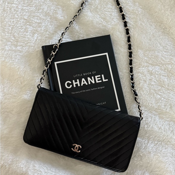 Chanel Black Chevron Clutch with Chain - Picture 1 of 13